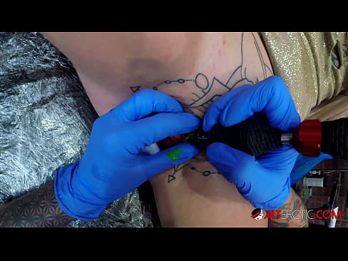 ❤️ E dashura jashtëzakonisht e bërë me tatuazhe, Sully Savage, bëri një tatuazh në klitorisin e saj ️ Video e ndyrë tek ne sq.raceporn.ru